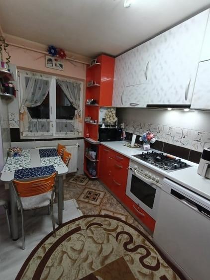 Apartament cu 3 camere decomandat, mobilat în Florești