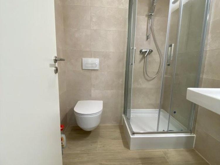 Apartament cu 3 camere decomandat în Tractorul