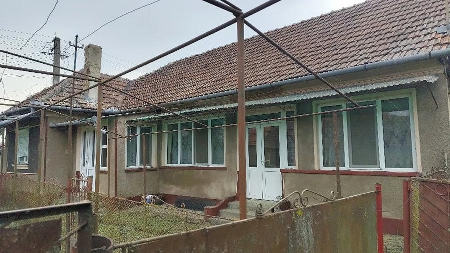 Casă cu Teren 3000 Mp în Crestur