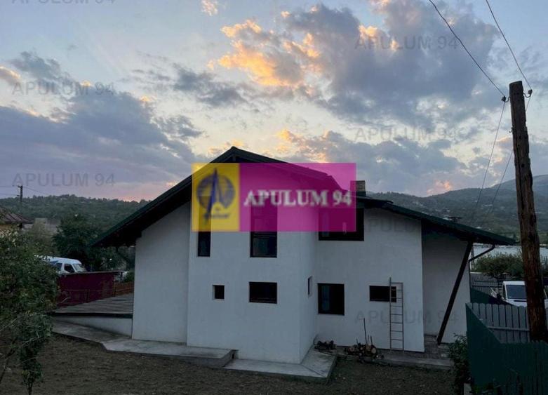 Casă individuală cu 9 camere decomandat cu Canalizare în Central