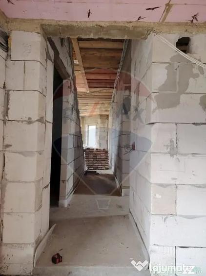 Casă cu 8 camere cu Teren 1000 Mp în Poiana Stampei
