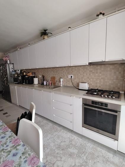 Apartament cu 3 camere semidecomandat în Florești