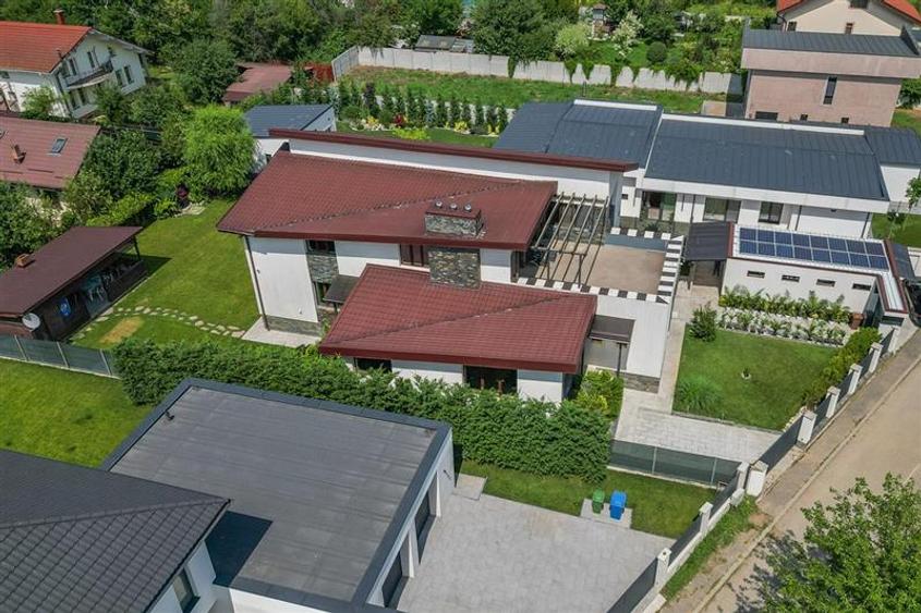 Casă individuală cu 7 camere cu Canalizare în Băneasa