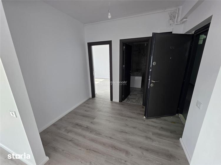 Apartament cu 3 camere semidecomandat în 1 Decembrie