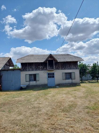Casă cu 2 camere cu Teren 4500 Mp în Ionești