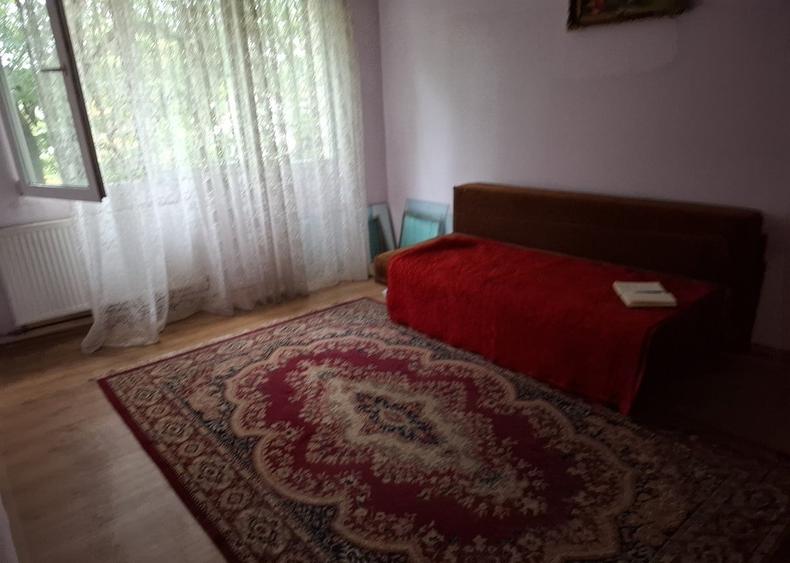 Apartament cu 3 camere semidecomandat în Rahova