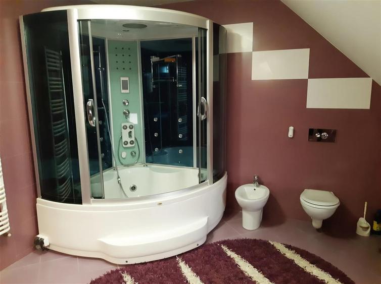 Casă individuală cu 7 camere cu Teren 700 Mp în Sud-Vest