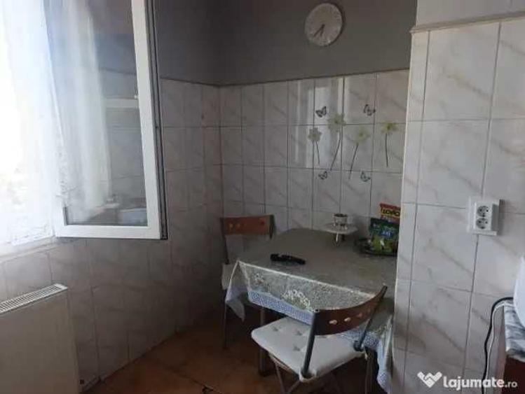 Apartament cu 3 camere semidecomandat în Titan