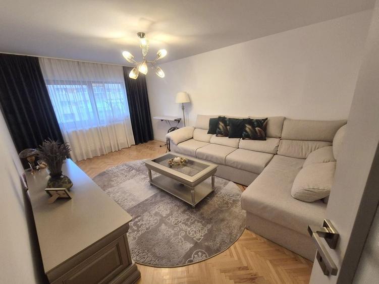 Apartament cu 3 camere decomandat în Ampoi 3