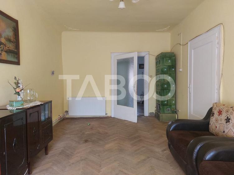 Apartament cu 3 camere semidecomandat, mobilat în Cisnădie