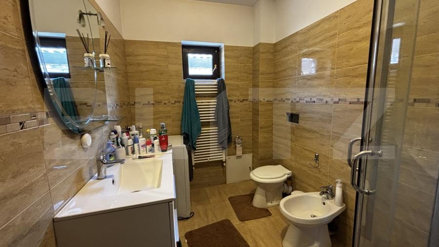 Casă individuală cu 6 camere cu Canalizare în Cârcea