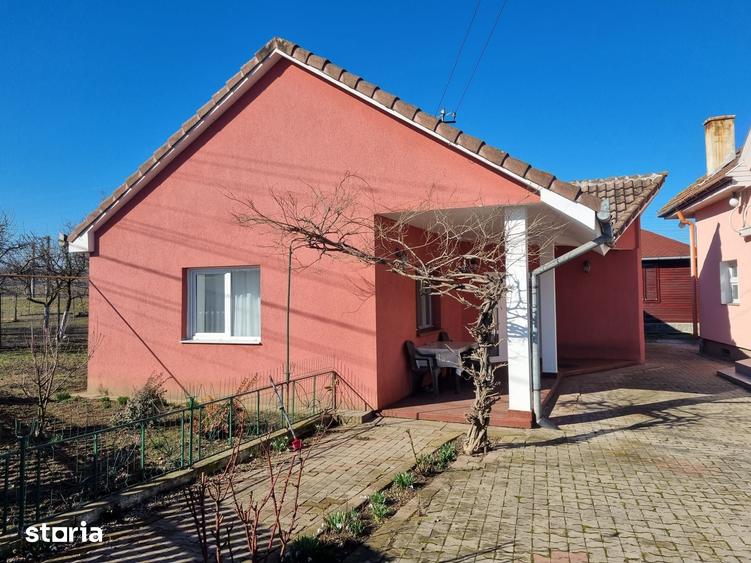 Casă cu 4 camere cu Teren 1202 Mp în Băcia