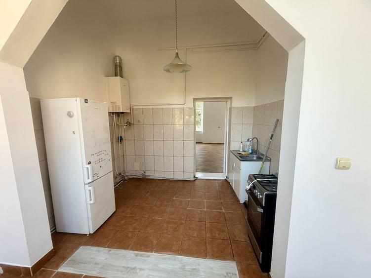 Apartament cu 3 camere semidecomandat în P-ța Maria