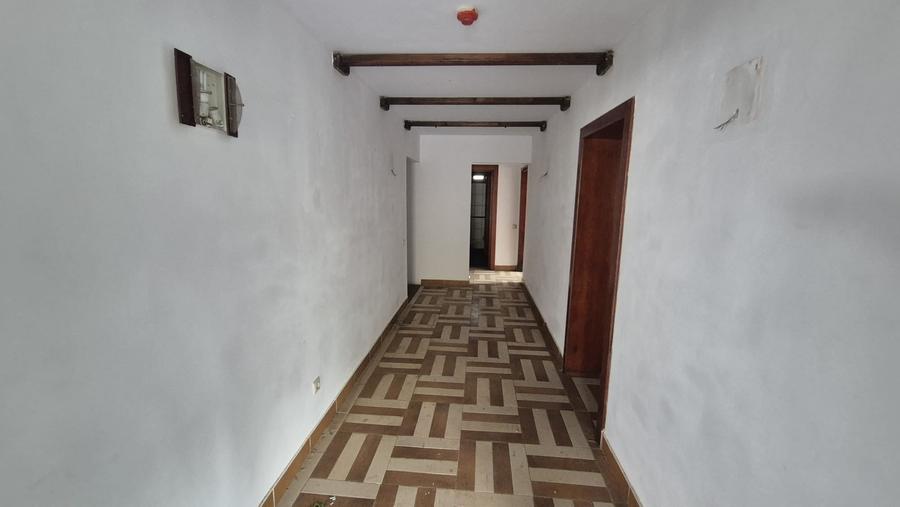 Casă individuală cu 11 camere cu Canalizare în Piatra Arsă