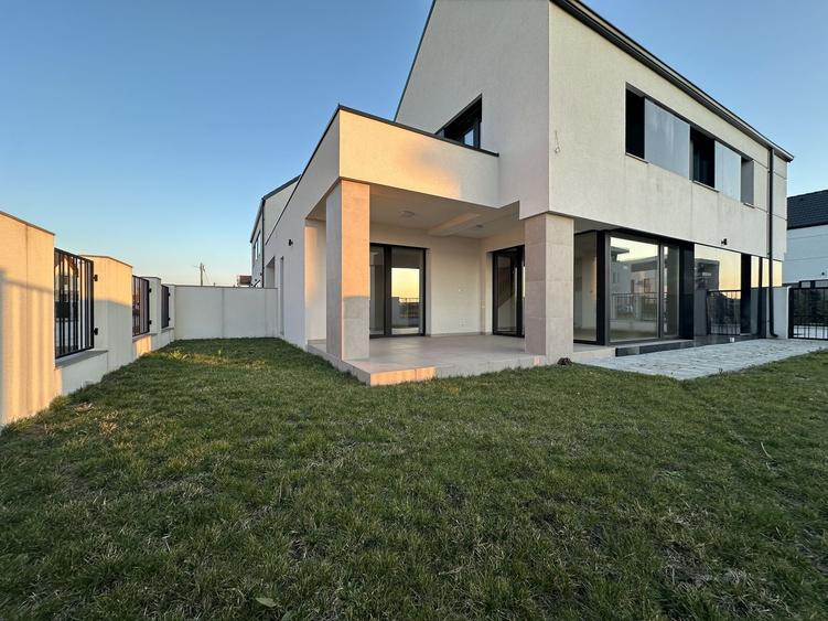 Duplex cu 5 camere cu Canalizare în Exterior Nord