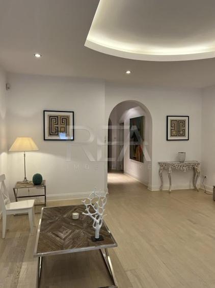 Apartament cu 5 camere semidecomandat, mobilat în Capitale