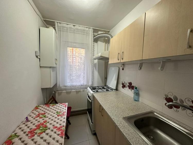 Apartament cu 2 camere semidecomandat, mobilat în Craiovița Nouă