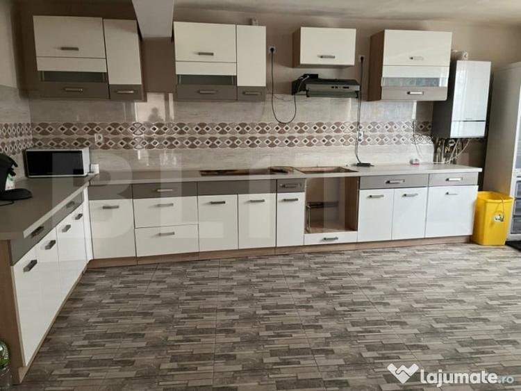 Casă cu 7 camere cu Teren 564 Mp în Central