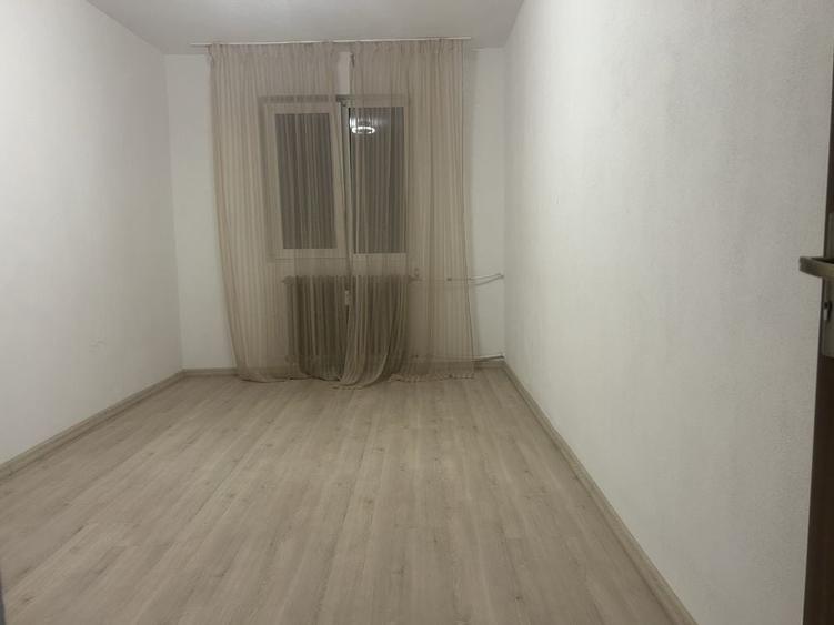 Apartament cu 3 camere decomandat în Craiovița Nouă