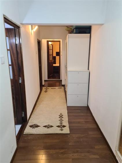 Apartament cu 3 camere decomandat, mobilat în Nicolina