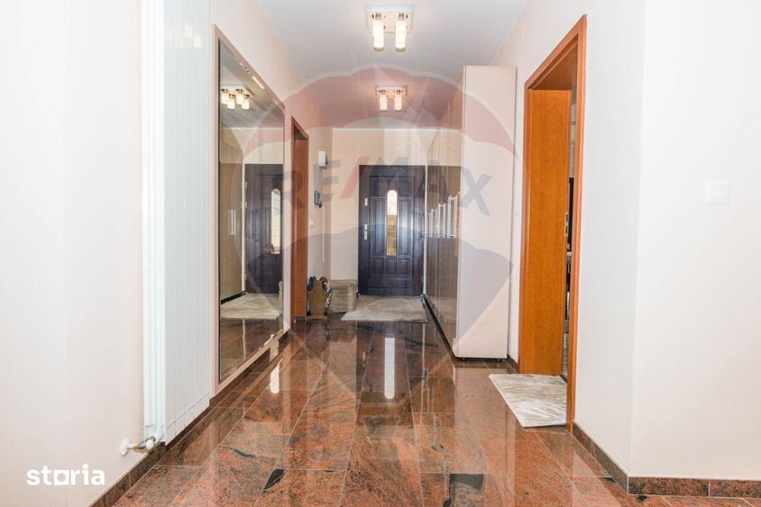 Casă cu 6 camere cu Teren 1071 Mp în Central