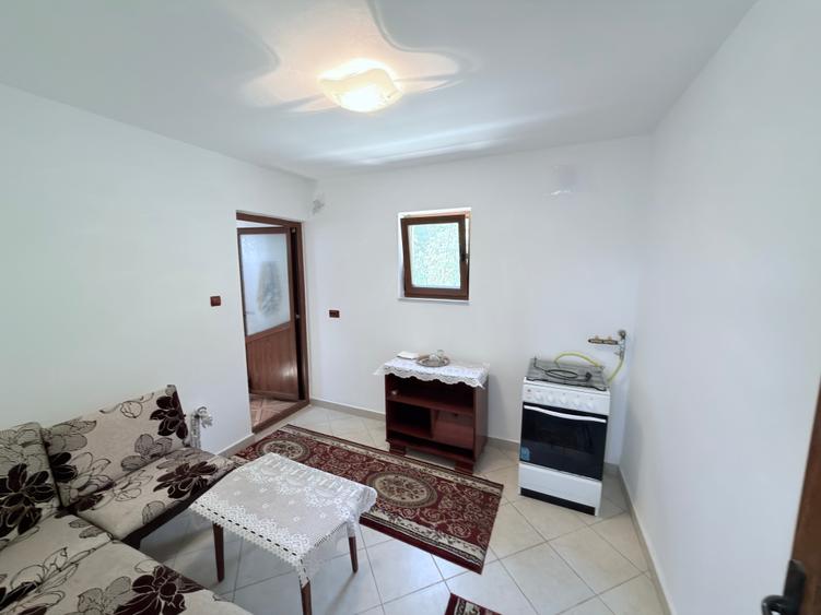 Casă individuală cu 2 camere cu Teren 890 Mp în Central