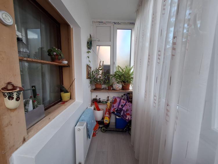 Apartament cu 3 camere semidecomandat, mobilat în Lipovei