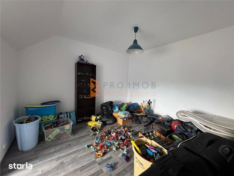 Casă cu 6 camere decomandat cu Teren 702 Mp în Vadu Pașii
