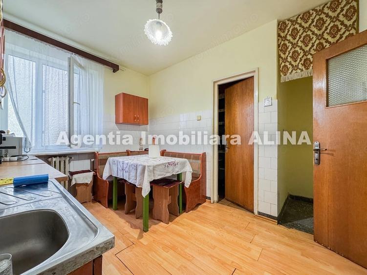 Apartament cu 4 camere decomandat în Liliacului