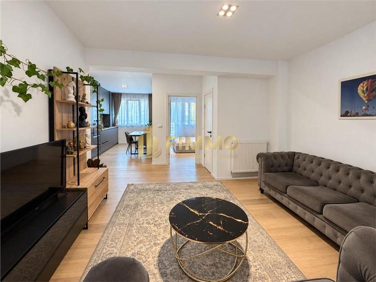 Apartament cu 3 camere semidecomandat, mobilat în Central