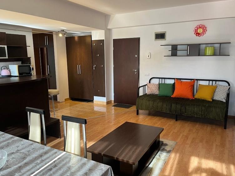 Apartament cu 3 camere decomandat, mobilat în Central