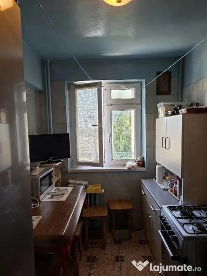 Apartament cu 3 camere semidecomandat în Central