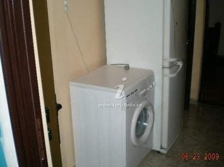 Apartament cu 3 camere semidecomandat în Palazu Mare