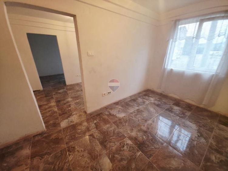 Apartament cu 3 camere decomandat în Săvinești