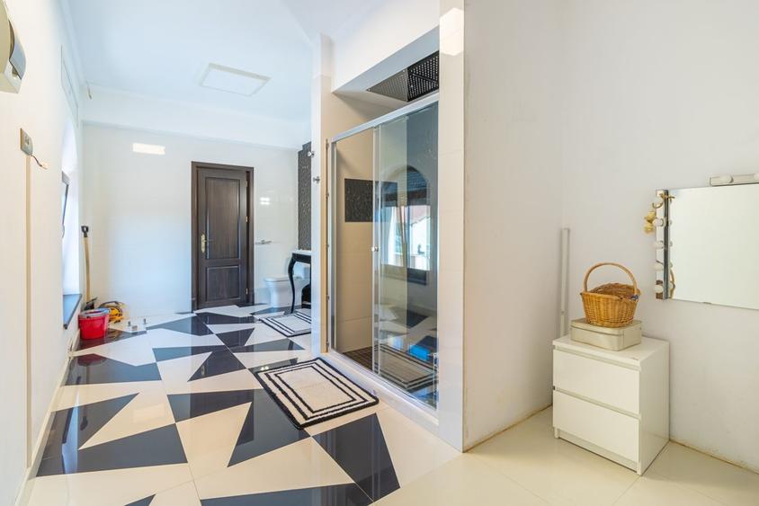 Casă individuală cu 11 camere cu Piscina în Central