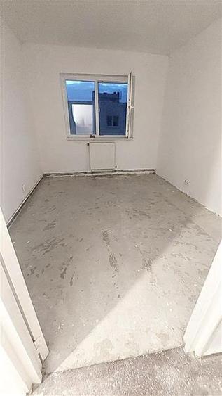 Apartament cu 4 camere semidecomandat în Centrul Civic