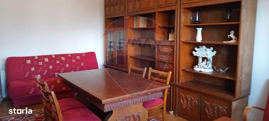 Apartament cu 3 camere decomandat în P-ța Spitalului