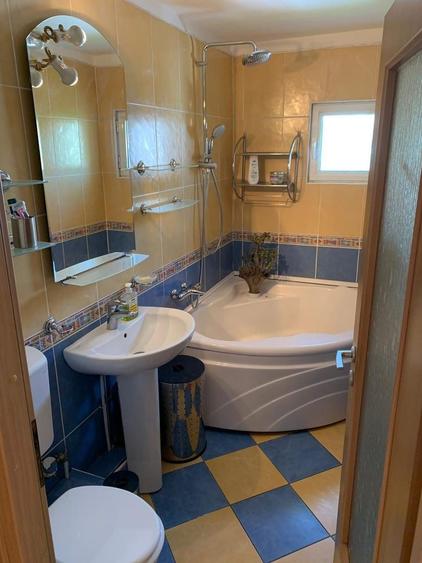 Apartament cu 4 camere semidecomandat, mobilat în Plopilor