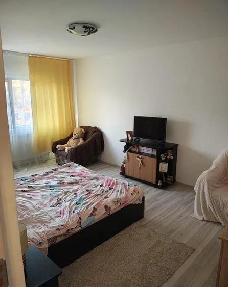 Garsonieră decomandată, mobilată în Podu Roș