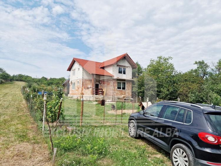 Casă individuală cu 4 camere cu Canalizare în Pâclișa