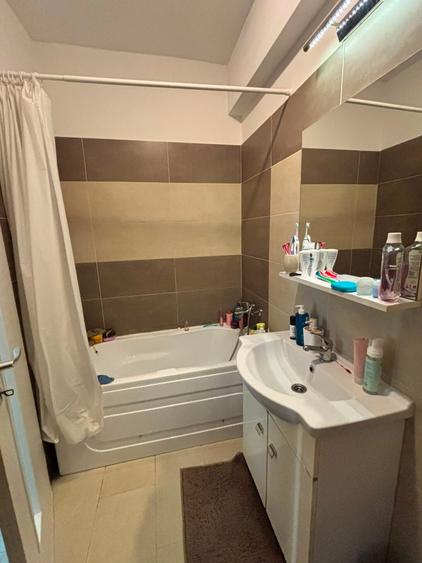Apartament cu 3 camere semidecomandat, mobilat în Centru Civic