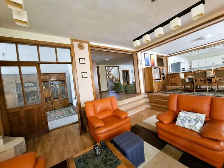 Casă cu 6 camere cu Teren 3150 Mp în Central