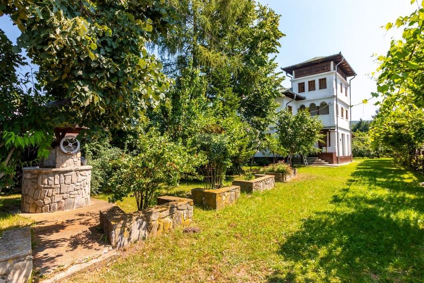 Casă individuală cu 17 camere cu Teren 3425 Mp în Central