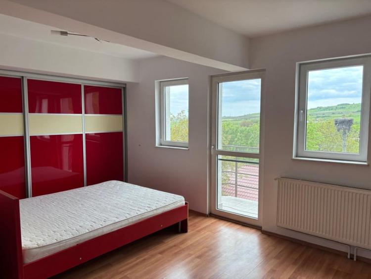 Casă cu 5 camere cu Teren 4000 Mp în Comșești