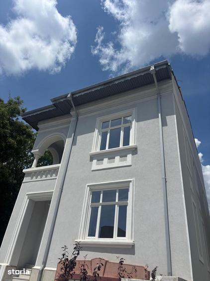 Casă cu 10 camere cu Teren 400 Mp în Copou