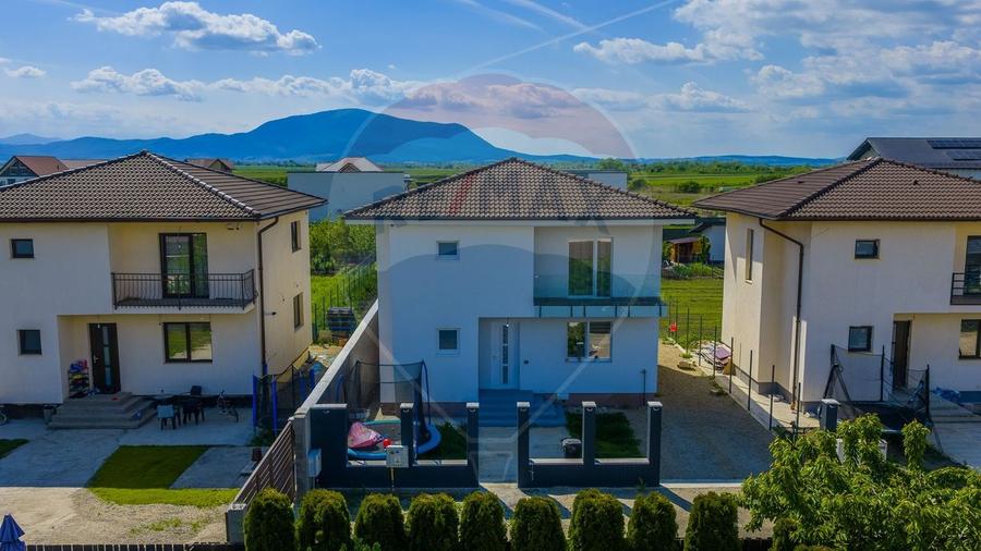 Casă individuală cu 4 camere cu Teren 658 Mp în Stupini