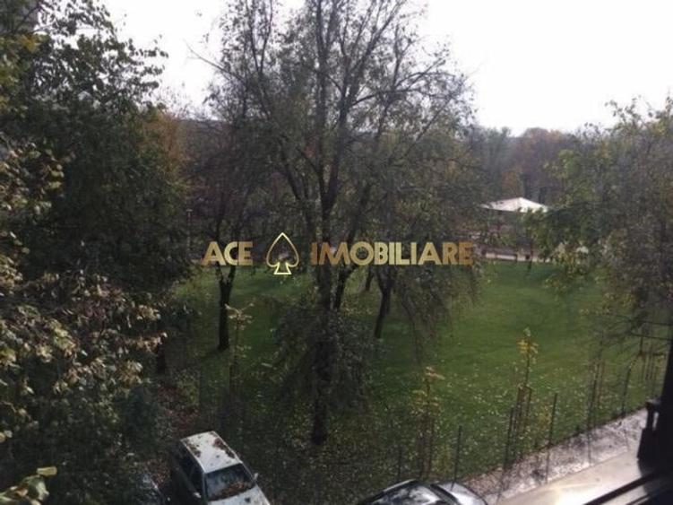 Apartament cu 3 camere semidecomandat, mobilat în Giurgiului