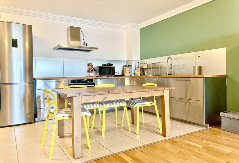 Apartament cu 3 camere semidecomandat, mobilat în Tei