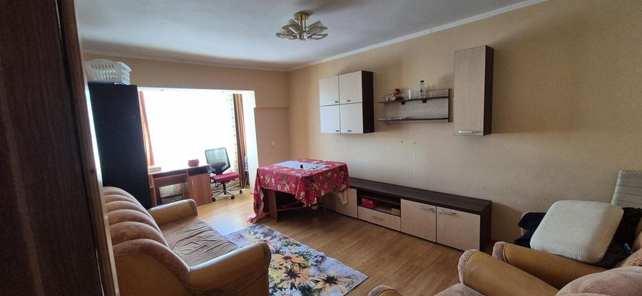 Apartament cu 4 camere decomandat în Trivale