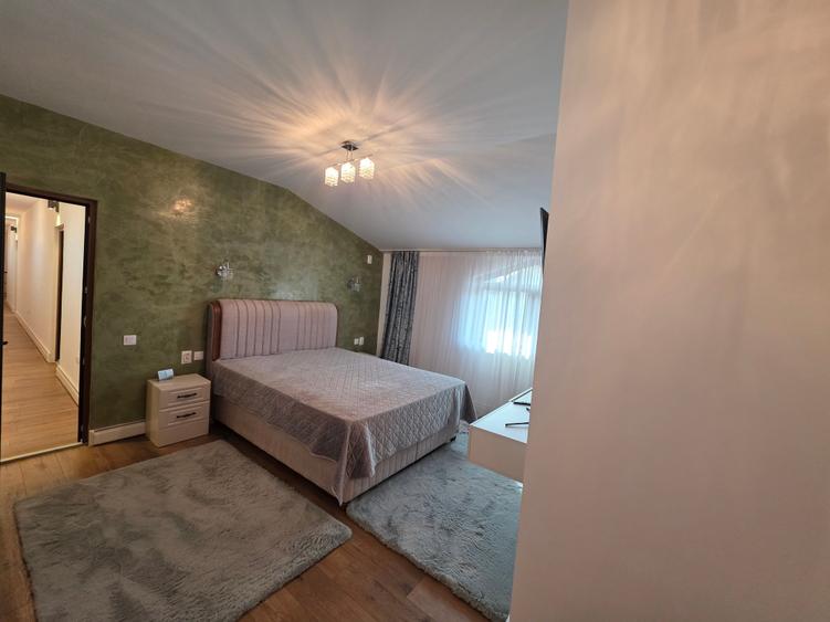 Casă cu 8 camere cu Canalizare în 22 Decembrie